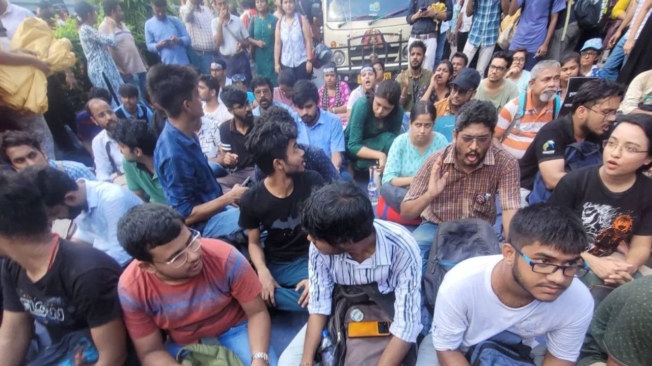 Junior Doctors agitation: আলোচনার পথ খোলা রেখেই স্বাস্থ্য সচিবের ইমেলকে 'অপমানজনক' বললেন জুনিয়র ডাক্তাররা, দিলেন কড়া বার্তা