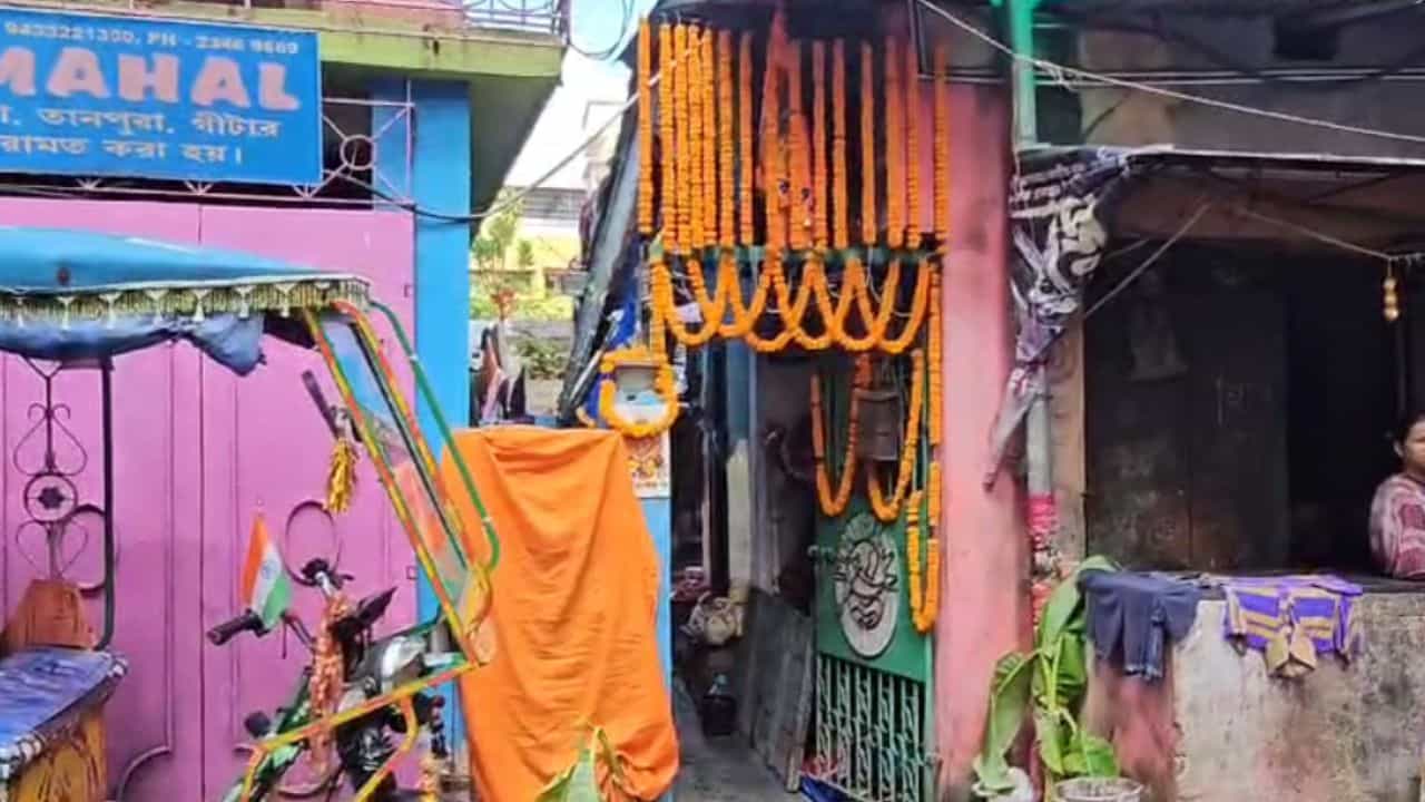 Behala Chaos: 'বাড়িতে কালী পুজো করছি তাতেও তোলা দেব?', প্রতিবাদ করতেই বেহালায় ভয়াবহ ঘটনা Behala Chaos: 'বাড়িতে কালী পুজো করছি তাতেও তোলা দেব?', প্রতিবাদ করতেই বেহালায় ভয়াবহ ঘটনা