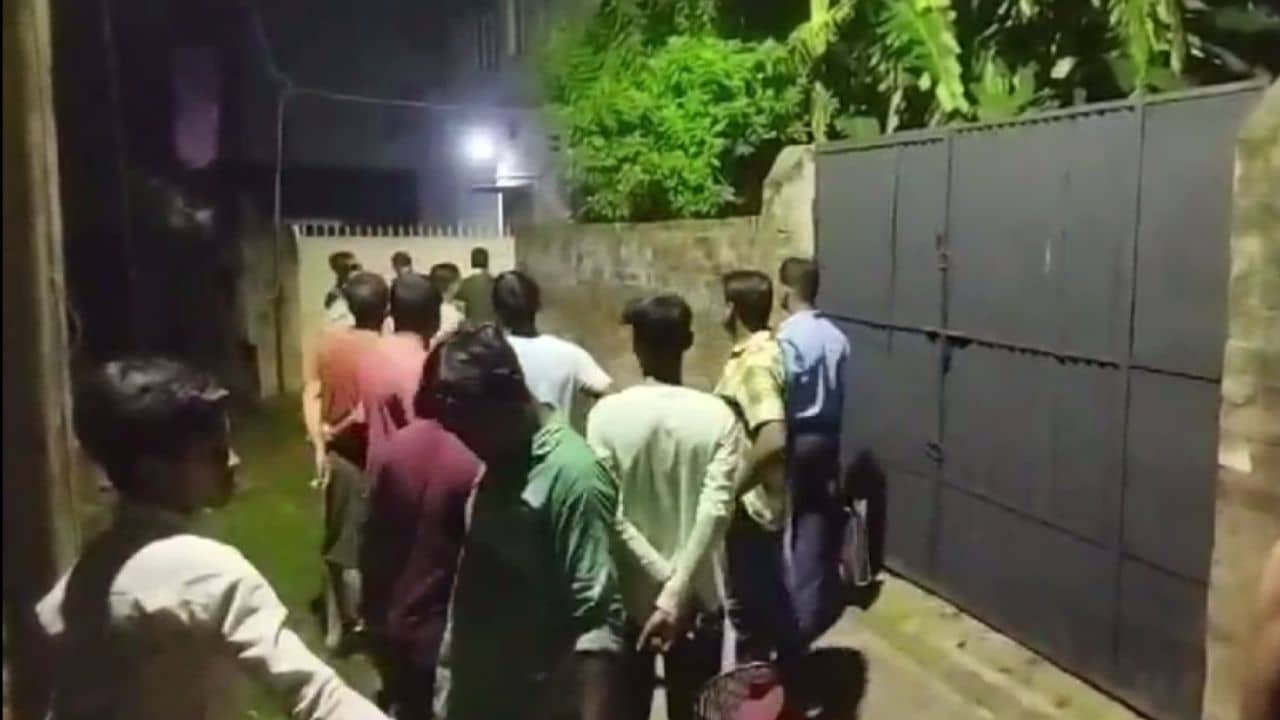 Kalna: রাতে কেউ সুপুরি গাছে উঠছে-নামছে, কখনও আবার পাঁচিলে উঠে পড়ছে, হইহই পড়ে গেল কালনায়