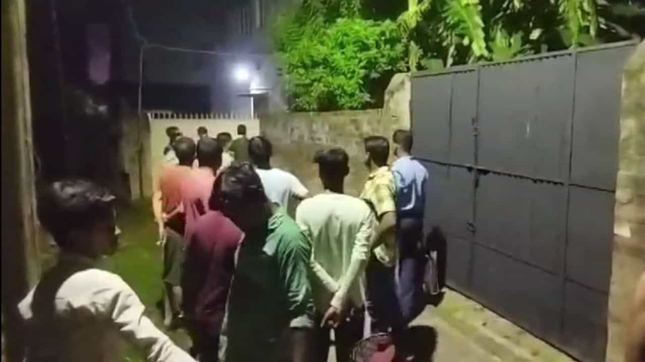 Kalna: রাতে কেউ সুপুরি গাছে উঠছে-নামছে, কখনও আবার পাঁচিলে উঠে পড়ছে, হইহই পড়ে গেল কালনায় Kalna: রাতে কেউ সুপুরি গাছে উঠছে-নামছে, কখনও আবার পাঁচিলে উঠে পড়ছে, হইহই পড়ে গেল কালনায়