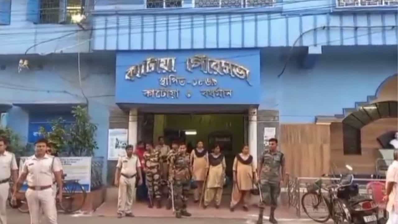 'বাড়ি দোকান থেকে ট্যাক্স নেওয়ার পরেও জঞ্জাল কর কেন নেওয়া হবে? ' 'বাড়ি দোকান থেকে ট্যাক্স নেওয়ার পরেও জঞ্জাল কর কেন নেওয়া হবে? '