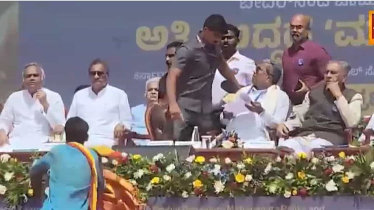 Karnataka CM: মঞ্চে বসে মুখ্যমন্ত্রী, দৌড়ে এল যুবক, তারপর... Karnataka CM: মঞ্চে বসে মুখ্যমন্ত্রী, দৌড়ে এল যুবক, তারপর...