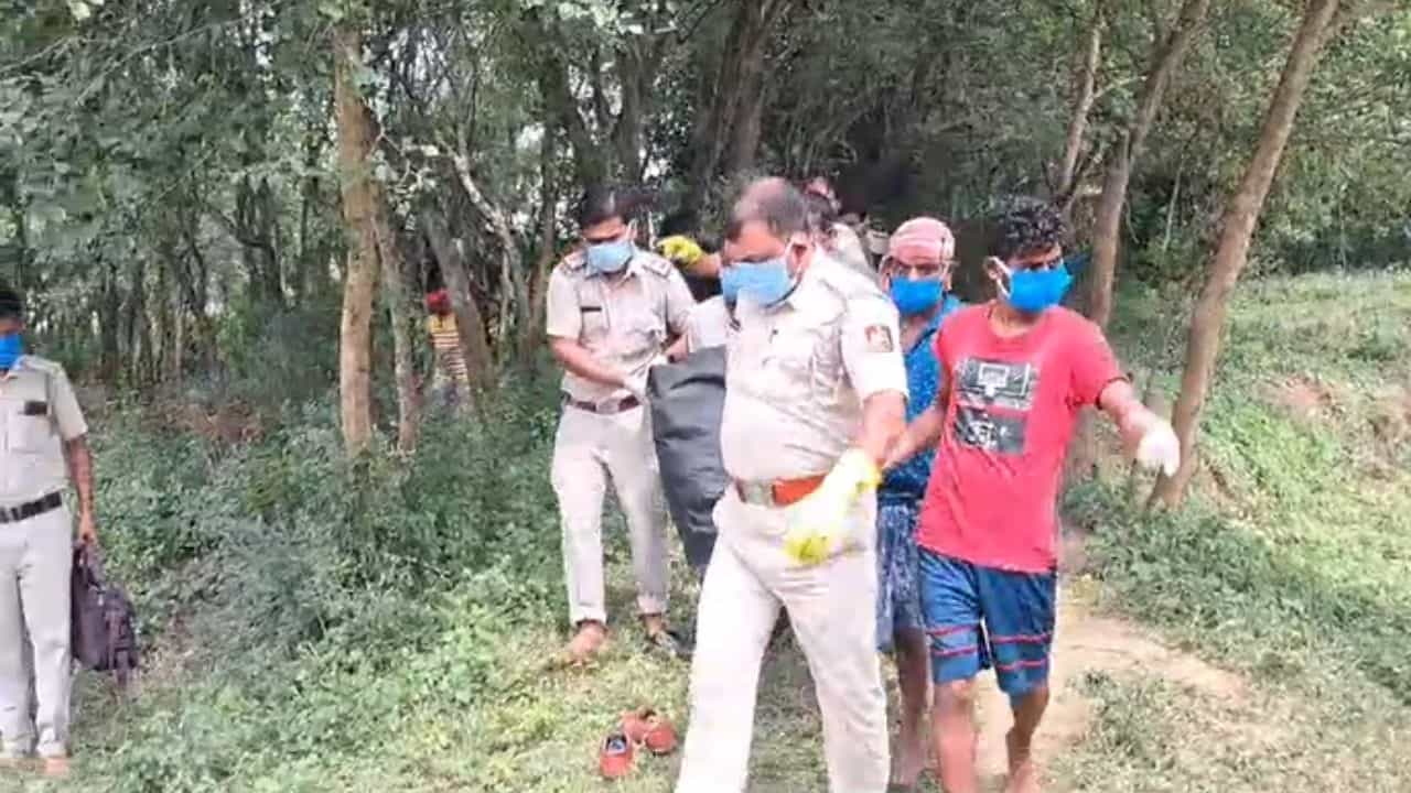 Purbo Burdwan: অস্বাভাবিক মৃত্যুর তড়িঘড়ি দেহ কবর দেওয়া হয়, কবর খুঁড়ে বার করা হল বধূর দেহ Purbo Burdwan: অস্বাভাবিক মৃত্যুর তড়িঘড়ি দেহ কবর দেওয়া হয়, কবর খুঁড়ে বার করা হল বধূর দেহ