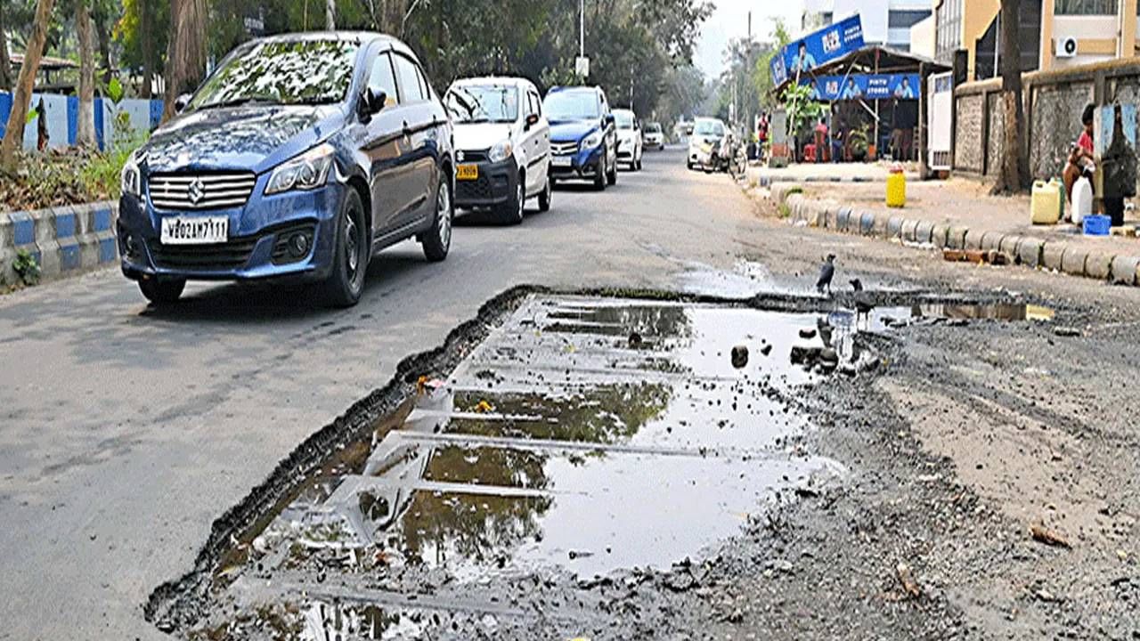 Kolkata Road: পুজোর মুখে কলকাতার রাস্তায় দিকে দিকে 'মরণফাঁদ'! মেরামত করতে গিয়েও ‘ভাঁড়ে মা ভবানি’