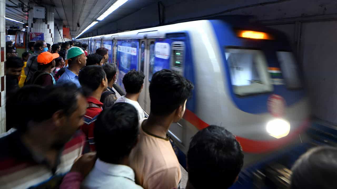 Kolkata Metro on Durga Puja: পুজোয় কখন কোন রুটে কতগুলি মেট্রো চলবে দেখে নিন, জেনে নিন সময়সূচি Kolkata Metro on Durga Puja: পুজোয় কখন কোন রুটে কতগুলি মেট্রো চলবে দেখে নিন, জেনে নিন সময়সূচি