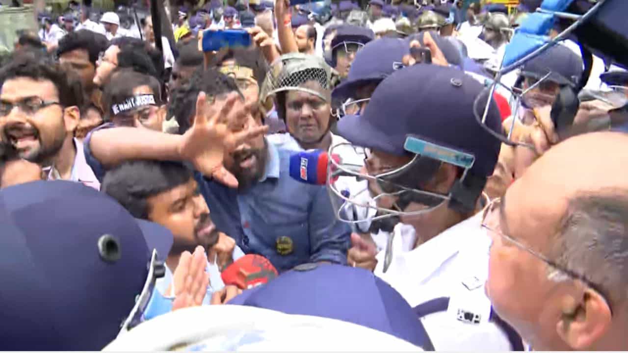 Kolkata Doctor's Protest: '১০ মিনিটের মধ্যে বিনীত গোয়েলকে আসতে হবে, নয়ত...', পুলিশকে সময় দিয়ে দিল ডাক্তাররা Kolkata Doctor's Protest: '১০ মিনিটের মধ্যে বিনীত গোয়েলকে আসতে হবে, নয়ত...', পুলিশকে সময় দিয়ে দিল ডাক্তাররা