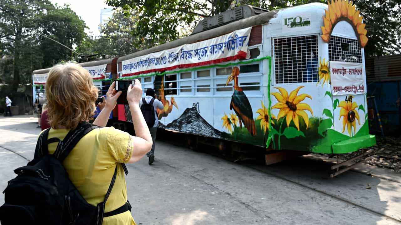 Tram in Kolkata: এ শহর জানে তার প্রথম সব কিছু, প্রথম প্রেম ভোলা কী এতই সহজ? Tram in Kolkata: এ শহর জানে তার প্রথম সব কিছু, প্রথম প্রেম ভোলা কী এতই সহজ?