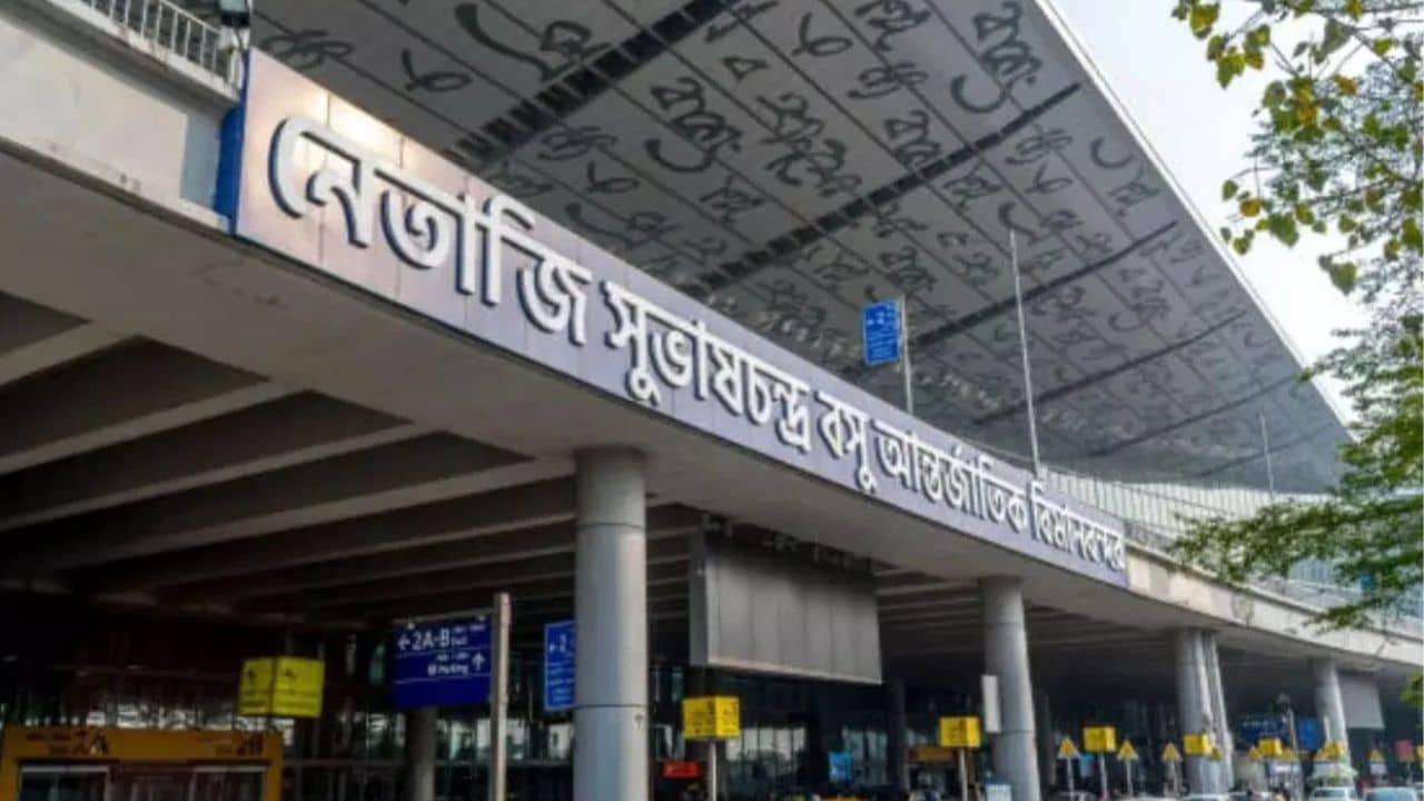 Kolkata airport: গড়াতে শুরু করেছে বিমানের চাকা, আচমকা ভিতরে হইচই, তারপর...