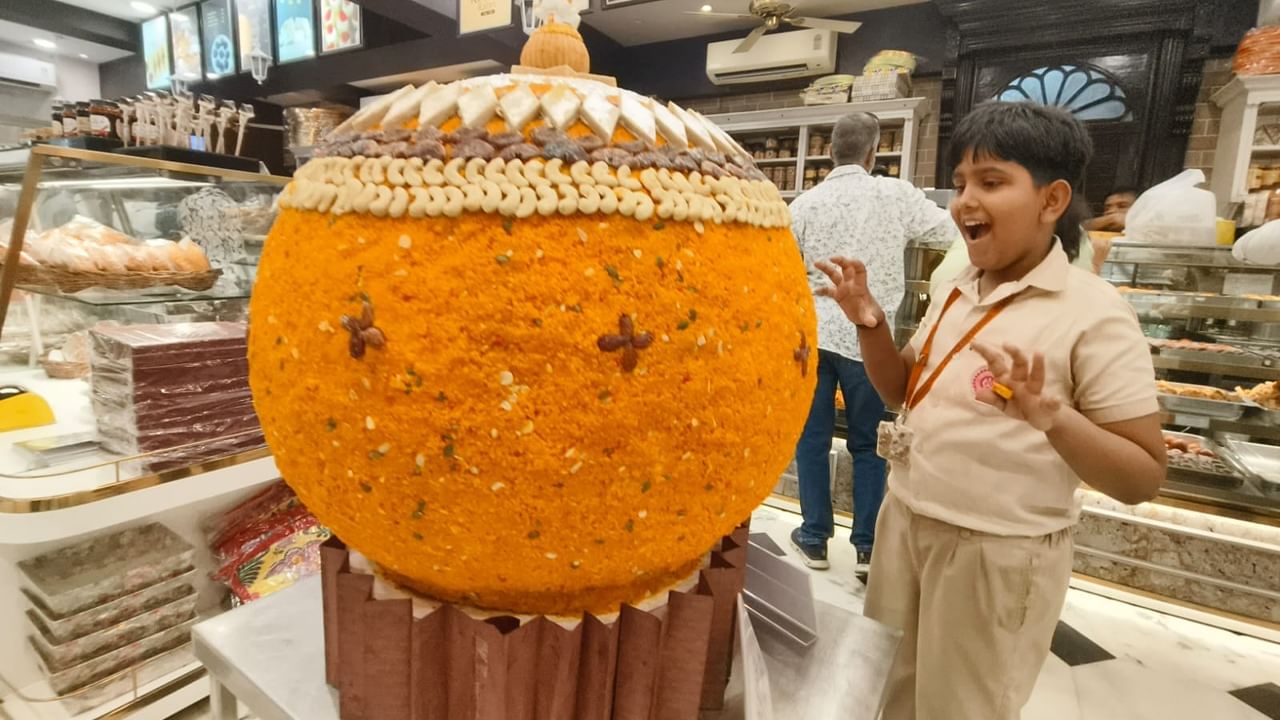 দোকানে আসা ক্রেতারা ভিড় করেন ওই লাড্ডুর সামনে। এত বড় লাড্ডু দেখে উৎফুল্ল হয় ছোট ছোট ছেলেমেয়েরা।