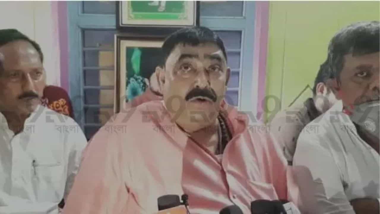 Anubrata Mondal: কী এমন অভিযোগ, কেন গারদে থাকতে হল অনুব্রত মণ্ডলকে Anubrata Mondal: কী এমন অভিযোগ, কেন গারদে থাকতে হল অনুব্রত মণ্ডলকে