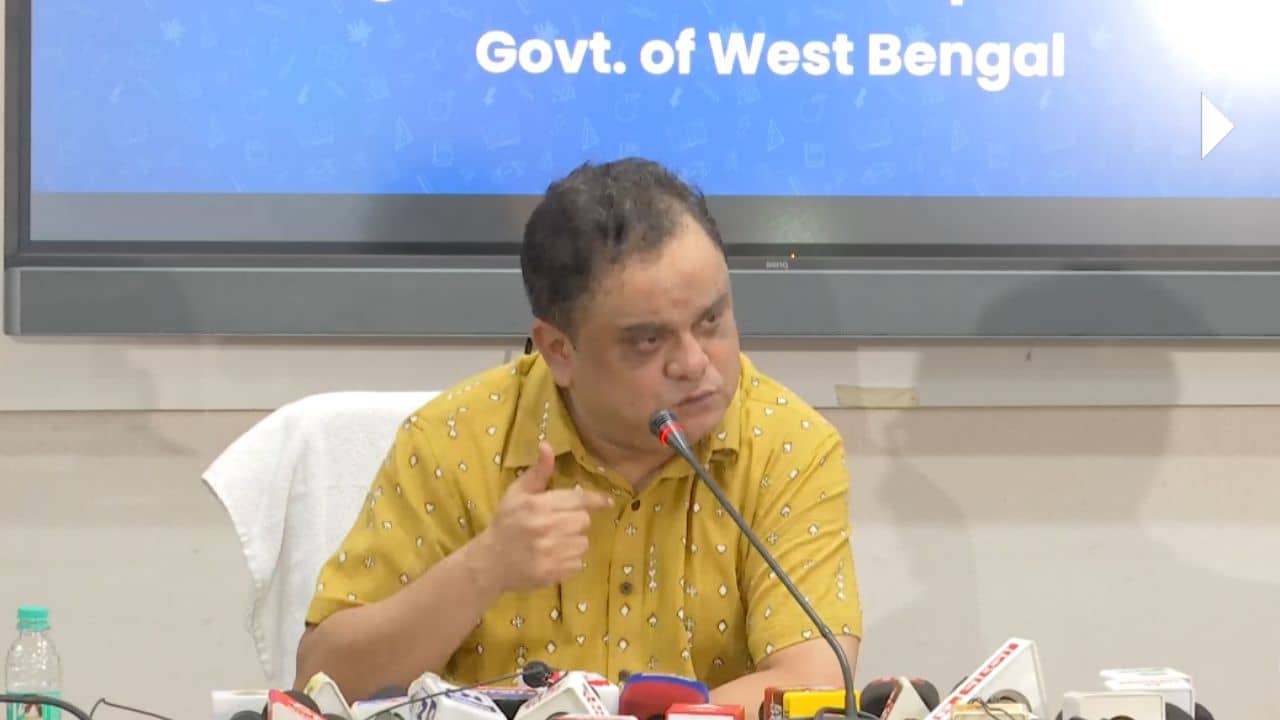 Bratya Basu: নিজে তো নিজের দিকে আঙুল তুলতে পারি না!, মন্ত্রী বলেই প্রতিবাদ করতে পারছেন না ব্রাত্য?