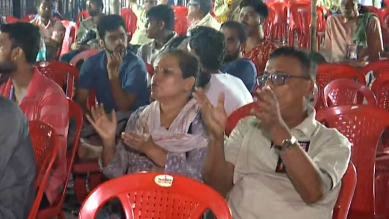 CPIM: দুর্যোগ মাথায় নিয়েই রাস্তায় রাত কাটালেন বামেরা, আজ হাওড়া-শিয়ালদহ থেকে যাবে মিছিল CPIM: দুর্যোগ মাথায় নিয়েই রাস্তায় রাত কাটালেন বামেরা, আজ হাওড়া-শিয়ালদহ থেকে যাবে মিছিল