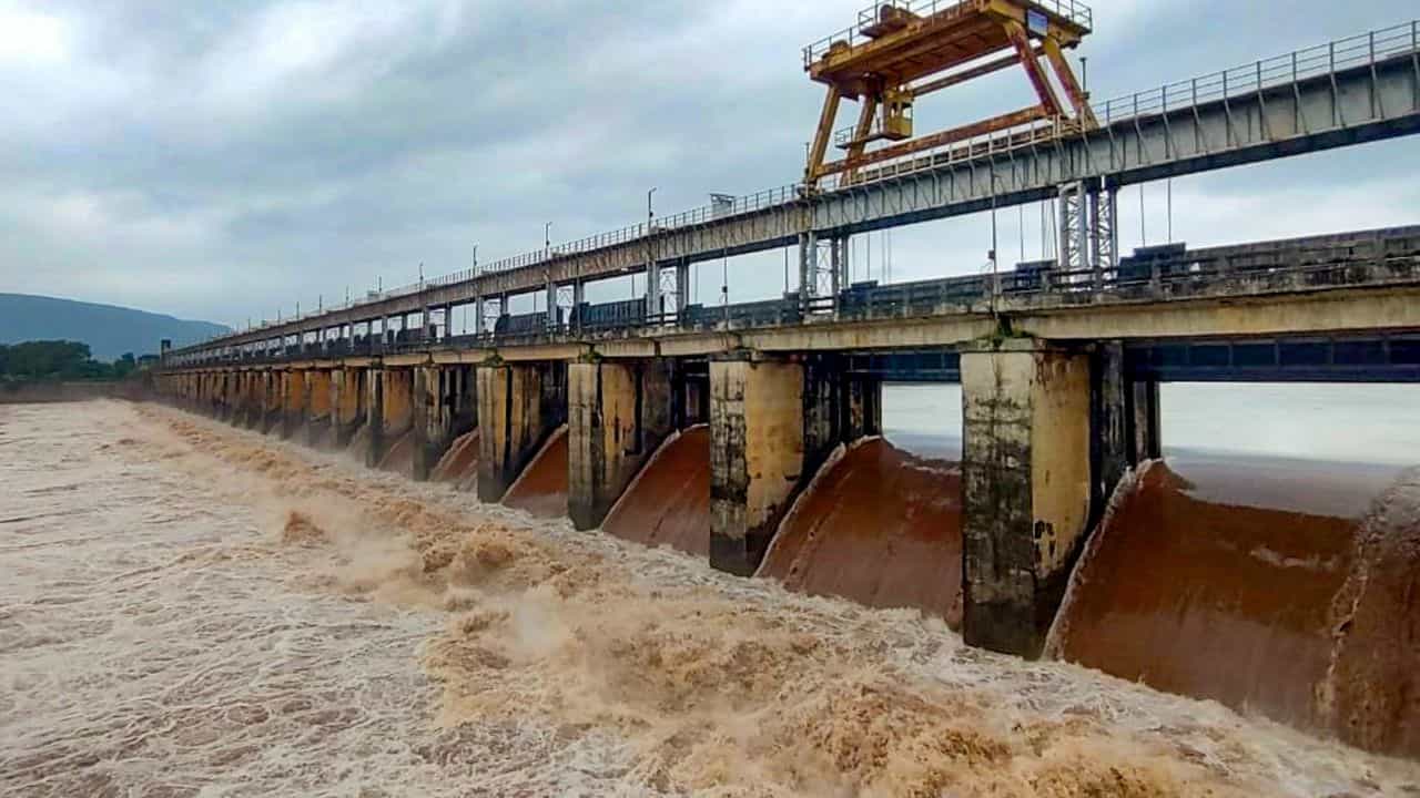 বন্যায় ভাসিয়ে দিয়েছিল আর এখন পানীয় জল দিচ্ছে না! আবারও কাঠগড়ায় DVC বন্যায় ভাসিয়ে দিয়েছিল আর এখন পানীয় জল দিচ্ছে না! আবারও কাঠগড়ায় DVC