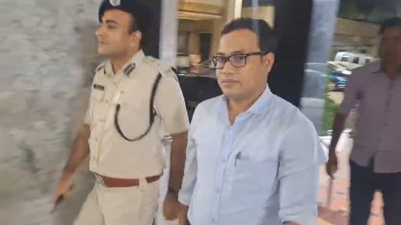 RG Kar Case: 'টাকা অফার' করার অভিযোগ উঠেছে, সন্ধ্যায় CBI দফতরে হাজির ডিসি নর্থ RG Kar Case: 'টাকা অফার' করার অভিযোগ উঠেছে, সন্ধ্যায় CBI দফতরে হাজির ডিসি নর্থ