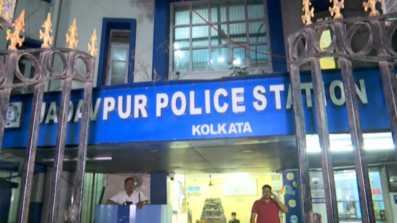 Jadavpur Arrest: সোশ্যাল মিডিয়ায় পোস্ট ঘিরে অভিযোগ, যাদবপুর থেকে ছাত্রীকে গ্রেফতার করে লালবাজারে নিয়ে গেল পুলিশ