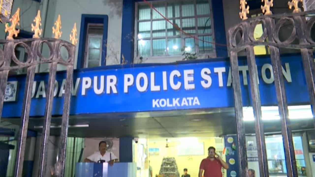 Jadavpur Arrest: সোশ্যাল মিডিয়ায় 'পোস্ট' ঘিরে অভিযোগ, যাদবপুর থেকে ছাত্রীকে গ্রেফতার করে লালবাজারে নিয়ে গেল পুলিশ Jadavpur Arrest: সোশ্যাল মিডিয়ায় 'পোস্ট' ঘিরে অভিযোগ, যাদবপুর থেকে ছাত্রীকে গ্রেফতার করে লালবাজারে নিয়ে গেল পুলিশ