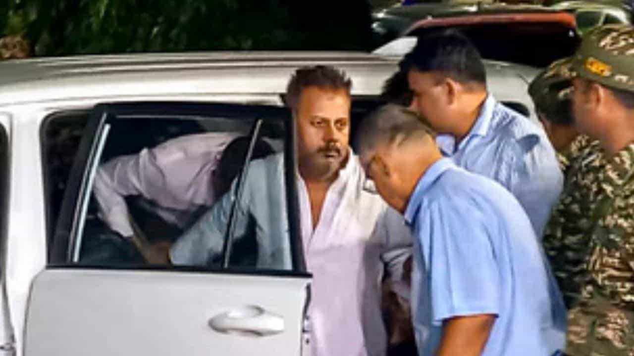 Sandip Ghosh: সন্দীপ ঘোষের মামলা জরুরি ভিত্তিতে শোনার আর্জিতে আমলই দিল না হাইকোর্ট Sandip Ghosh: সন্দীপ ঘোষের মামলা জরুরি ভিত্তিতে শোনার আর্জিতে আমলই দিল না হাইকোর্ট