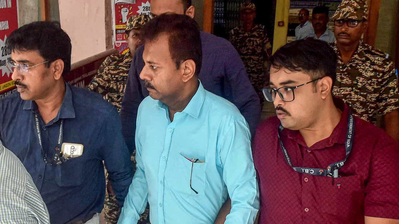 Sandip Ghosh: তিলোত্তমা-কাণ্ডে এবার খোলা হবে CFSL রিপোর্ট, নারকো টেস্ট নিয়ে আজও মিলল না জবাব Sandip Ghosh: তিলোত্তমা-কাণ্ডে এবার খোলা হবে CFSL রিপোর্ট, নারকো টেস্ট নিয়ে আজও মিলল না জবাব