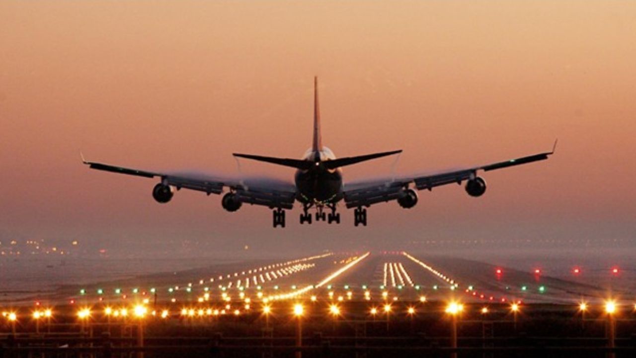 Kolkata Airport: মাঝ আকাশে ফুরিয়ে এল জ্বালানি, তড়িঘড়ি অবতরণ কলকাতা বিমানবন্দরে