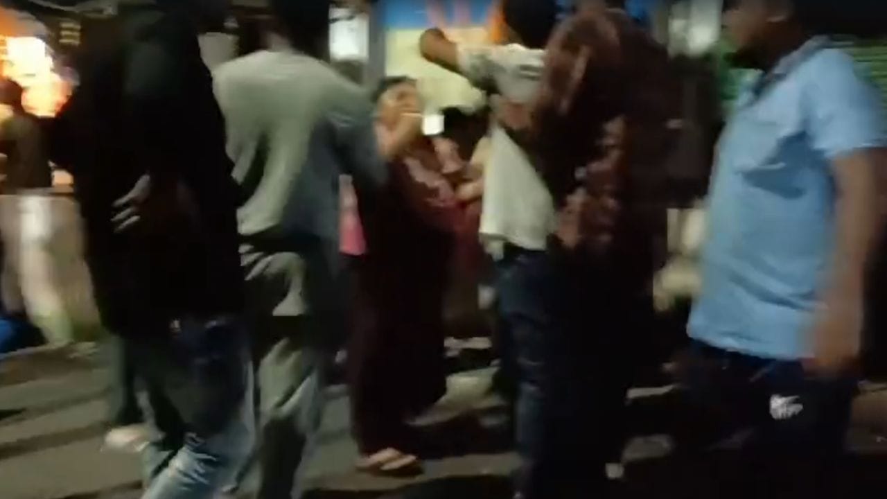 Behala: কালীপুজোয় নিমন্ত্রণ করা হল না কেন, মধ্যরাতে আগ্নেয়াস্ত্র নিয়ে চড়াও হল ওরা Behala: কালীপুজোয় নিমন্ত্রণ করা হল না কেন, মধ্যরাতে আগ্নেয়াস্ত্র নিয়ে চড়াও হল ওরা