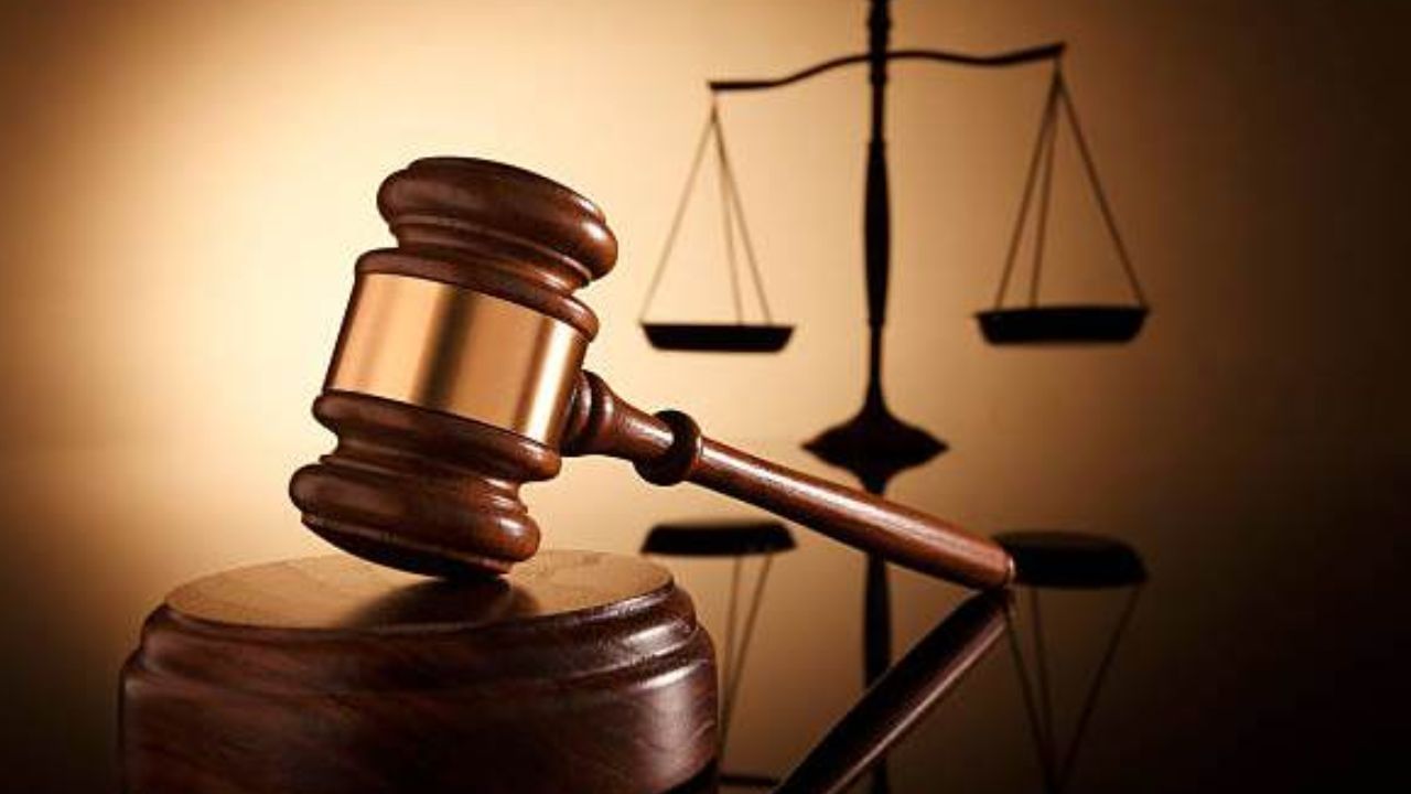 High Court: 'বোঝা যাচ্ছে, কলিযুগ এসে গিয়েছে', সত্তরোর্ধ্ব দম্পত্তির খোরপোষের মামলা শুনে অবাক বিচারপতি High Court: 'বোঝা যাচ্ছে, কলিযুগ এসে গিয়েছে', সত্তরোর্ধ্ব দম্পত্তির খোরপোষের মামলা শুনে অবাক বিচারপতি