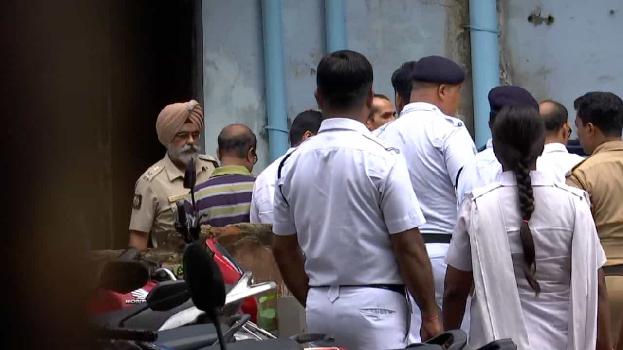 RG Kar Case: 'বিরলের মধ্যে বিরলতম' পরিস্থিতি আদালতে, আরজি কর মামলায় ইন-ক্যামেরা শুনানি চায় CBI RG Kar Case: 'বিরলের মধ্যে বিরলতম' পরিস্থিতি আদালতে, আরজি কর মামলায় ইন-ক্যামেরা শুনানি চায় CBI