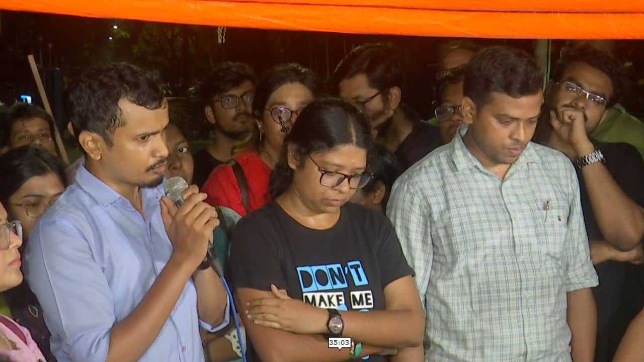 Doctors Protest: ফাঁসিতে ঝোলাবে মনে করলে ঝোলাবে, গুলি চালাবে মনে করলে চালাবে, দ্বিতীয় রাতেও অনড় ডাক্তাররা