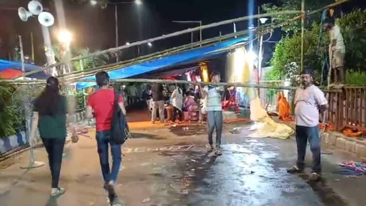 Doctor's Protest: খুলে নেওয়া হচ্ছে বাঁশ, নবান্নের বৈঠকের পরই বদলে যাচ্ছে ডাক্তারদের ধরনা মঞ্চের ছবি Doctor's Protest: খুলে নেওয়া হচ্ছে বাঁশ, নবান্নের বৈঠকের পরই বদলে যাচ্ছে ডাক্তারদের ধরনা মঞ্চের ছবি