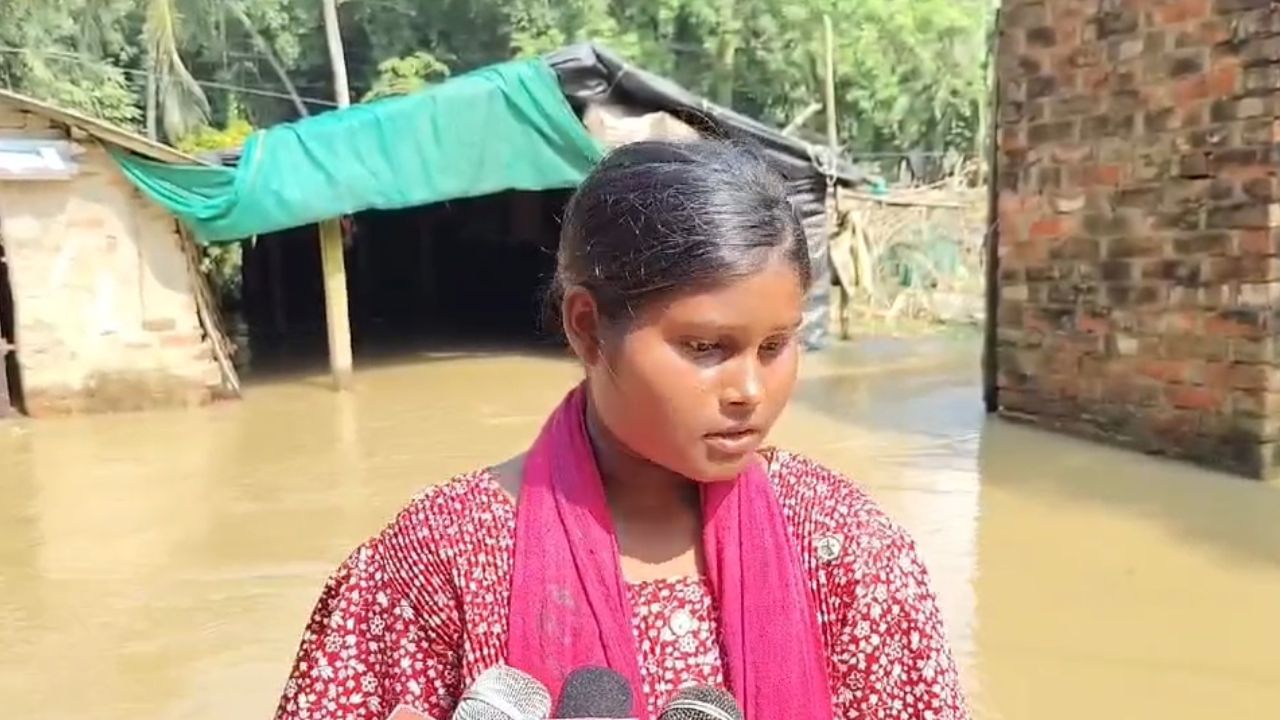 Flood: 'বই তো ভেসে গিয়েছে', বন্যার জলে দাঁড়িয়ে অসহায় শিউলি বলছে, 'টেস্ট পরীক্ষা দেব কীভাবে?'