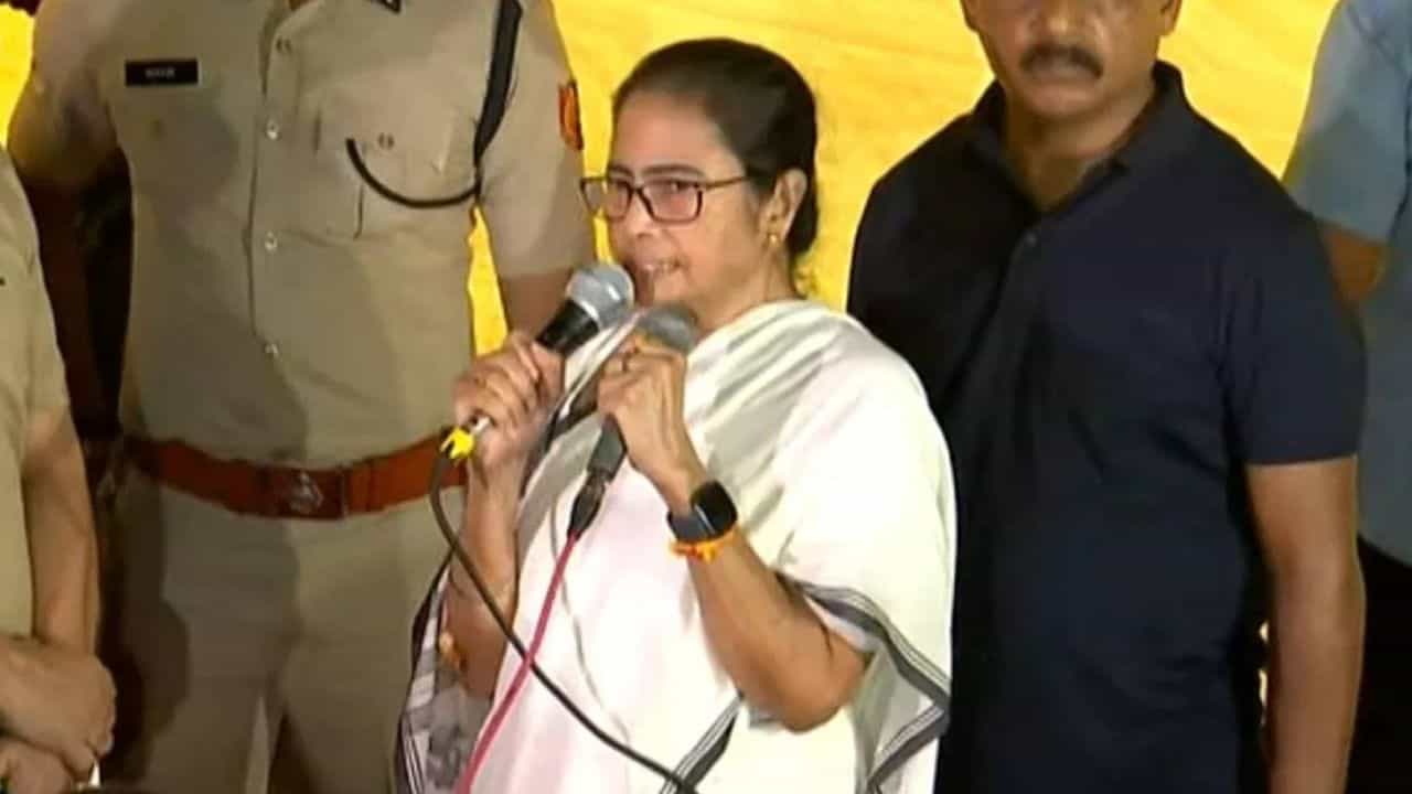 Mamata Banerjee: 'চাই না আপনাদের ক্ষতি হোক', মমতা কেন সুপ্রিম কোর্ট দেখালেন? Mamata Banerjee: 'চাই না আপনাদের ক্ষতি হোক', মমতা কেন সুপ্রিম কোর্ট দেখালেন?