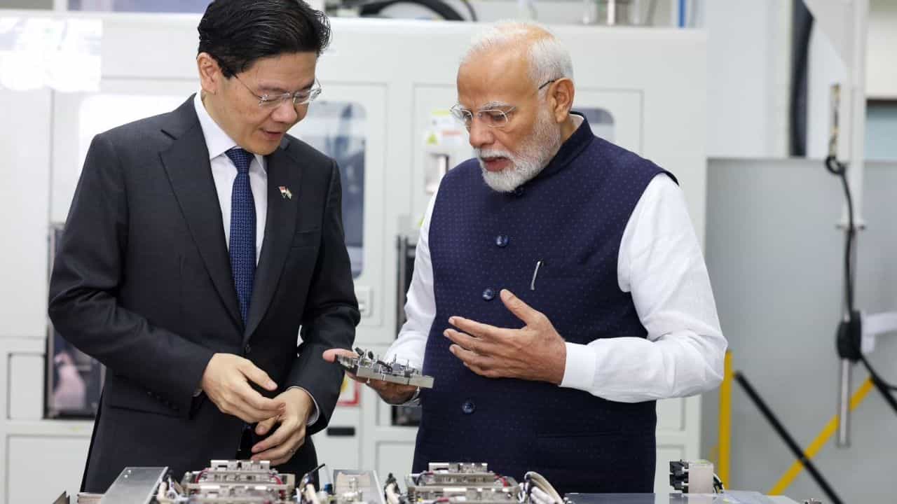 Narendra Modi: সেমিকনডাকটার সেক্টরে এবার সিঙ্গাপুরের সঙ্গে হাত মেলাচ্ছে ভারত, বৈঠক করলেন প্রধানমন্ত্রী মোদী Narendra Modi: সেমিকনডাকটার সেক্টরে এবার সিঙ্গাপুরের সঙ্গে হাত মেলাচ্ছে ভারত, বৈঠক করলেন প্রধানমন্ত্রী মোদী