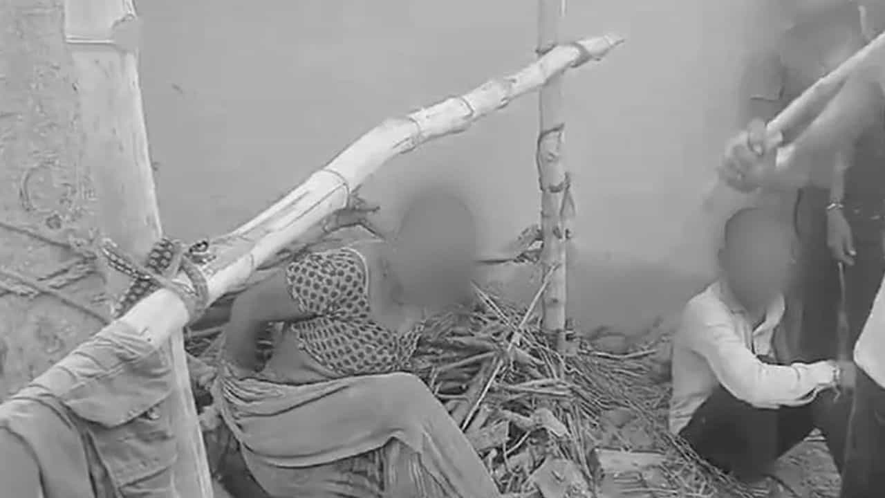 মাথা কামিয়ে, হাত বেঁধে প্রকাশ্যে মার স্বামীর, নিদান দিয়েছিল পঞ্চায়েত! মাথা কামিয়ে, হাত বেঁধে প্রকাশ্যে মার স্বামীর, নিদান দিয়েছিল পঞ্চায়েত!