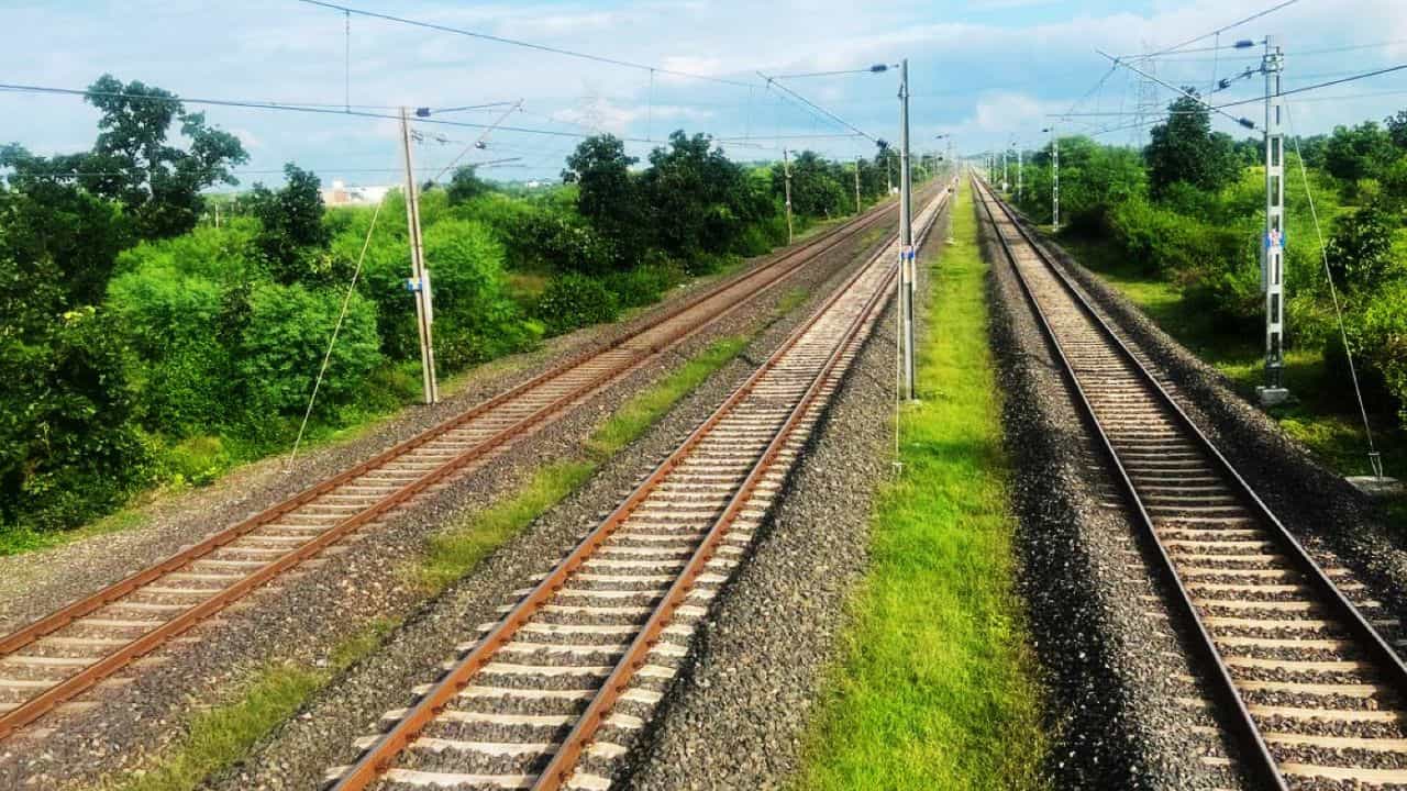 Railway: এবার ট্রেনেই চিনের 'দুয়ারে' পৌঁছে যাবেন! ৪৪ হাজার কোটি খরচ করছে রেল Railway: এবার ট্রেনেই চিনের 'দুয়ারে' পৌঁছে যাবেন! ৪৪ হাজার কোটি খরচ করছে রেল