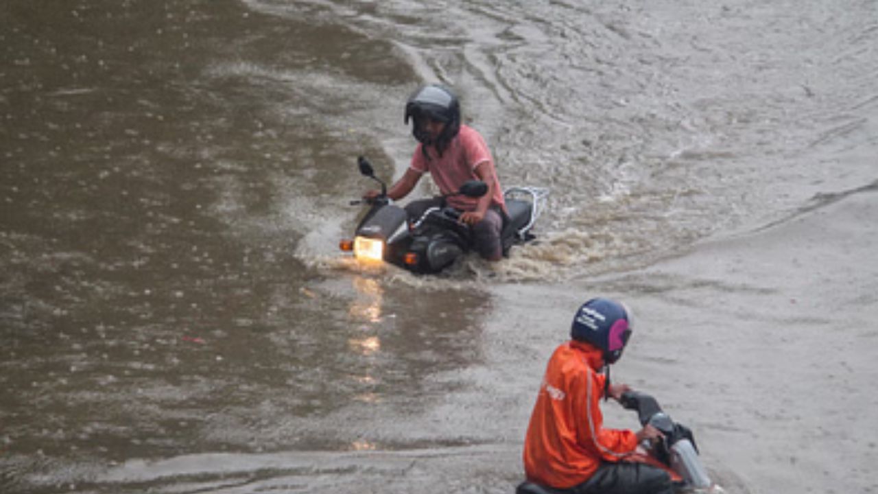 Weather Update: পরিস্থিতি আরও খারাপের দিকে! বন্যা পরিস্থিতির মধ্যেই ফের আবহাওয়ার বড় পূর্বাভাস