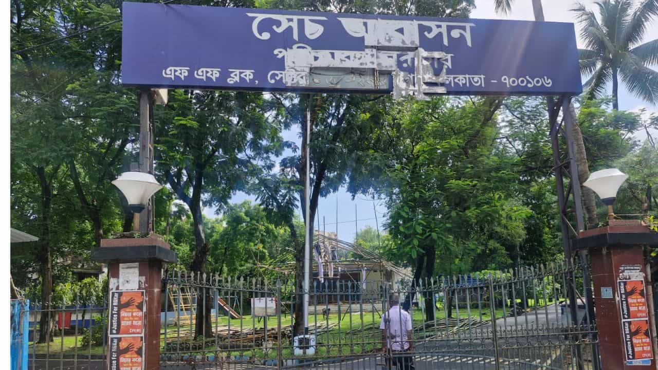 Student Death: আবাসনের নীচে পড়ে রক্তাক্ত দেহ, বিশ্ববিদ্যালয়ের ছাত্রের মৃত্যুতে কী রহস্য Student Death: আবাসনের নীচে পড়ে রক্তাক্ত দেহ, বিশ্ববিদ্যালয়ের ছাত্রের মৃত্যুতে কী রহস্য