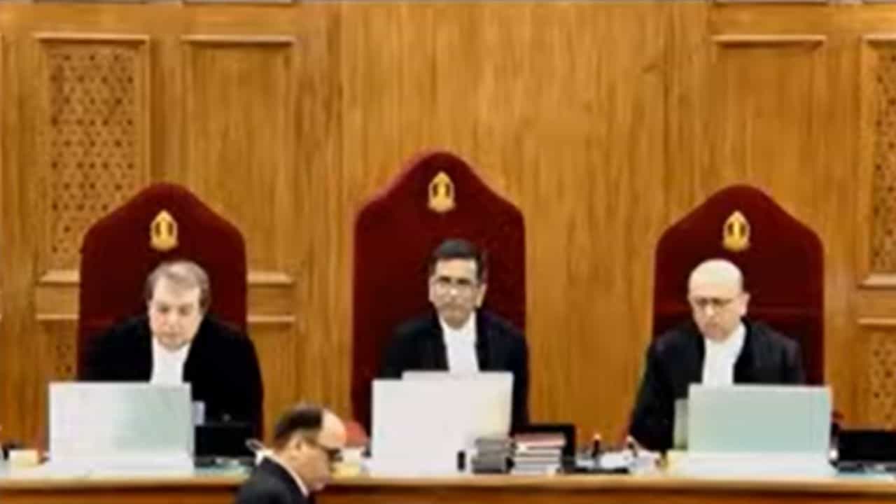 Supreme Court: তিলোত্তমার চোখে চশমা কোথা থেকে এল? প্রশ্ন প্রধান বিচারপতির Supreme Court: তিলোত্তমার চোখে চশমা কোথা থেকে এল? প্রশ্ন প্রধান বিচারপতির