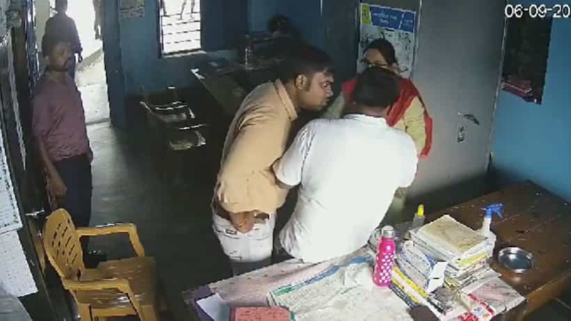 School Teacher: ছাত্রদের সামনে শিক্ষক-শিক্ষিকার কিল-চড়! অসুস্থ হয়ে হাসপাতালে প্রধান শিক্ষক