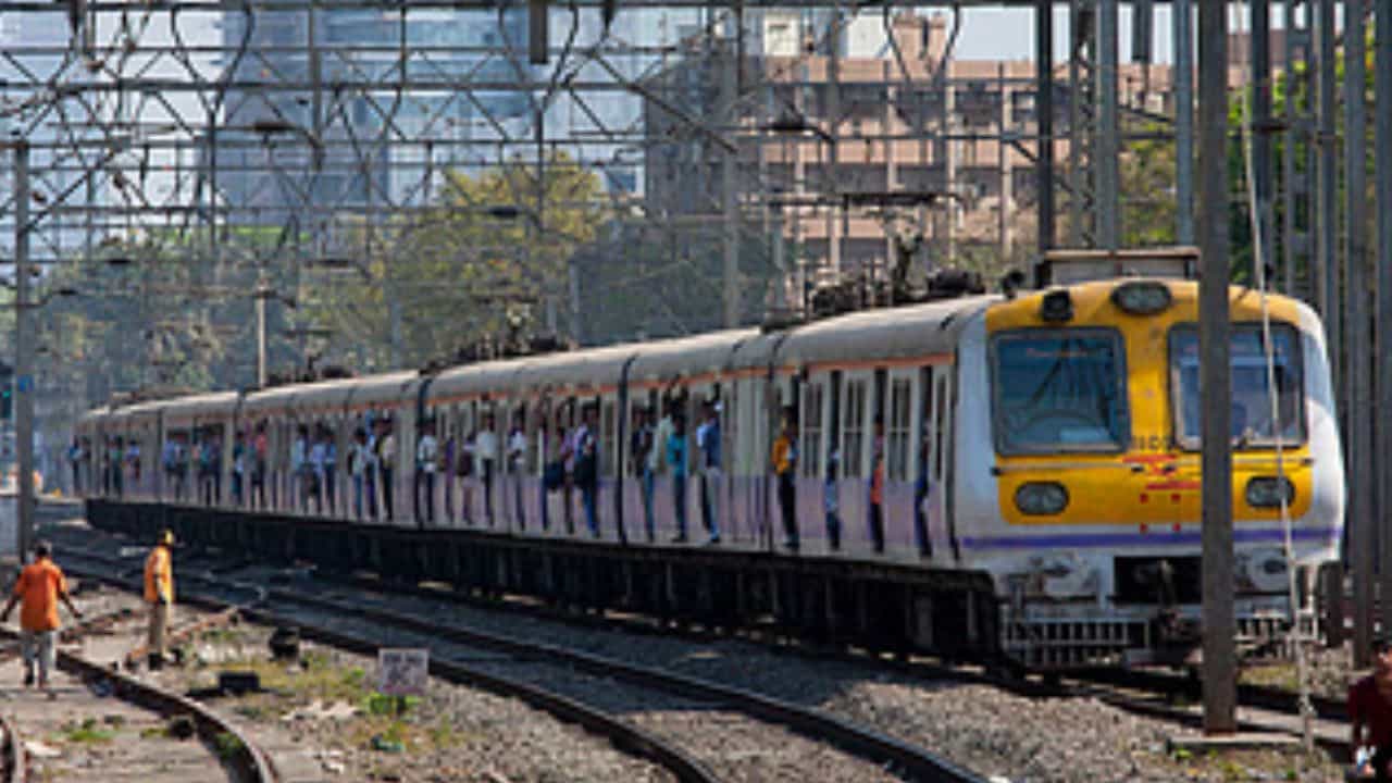 Indian Railway: একটি টিকিট কেটেই চড়তে পারেন ৮টি ট্রেনে, ঘুরতে পারেন ৫৬দিন, রেলের এই সুবিধের কথা জানতেন? Indian Railway: একটি টিকিট কেটেই চড়তে পারেন ৮টি ট্রেনে, ঘুরতে পারেন ৫৬দিন, রেলের এই সুবিধের কথা জানতেন?