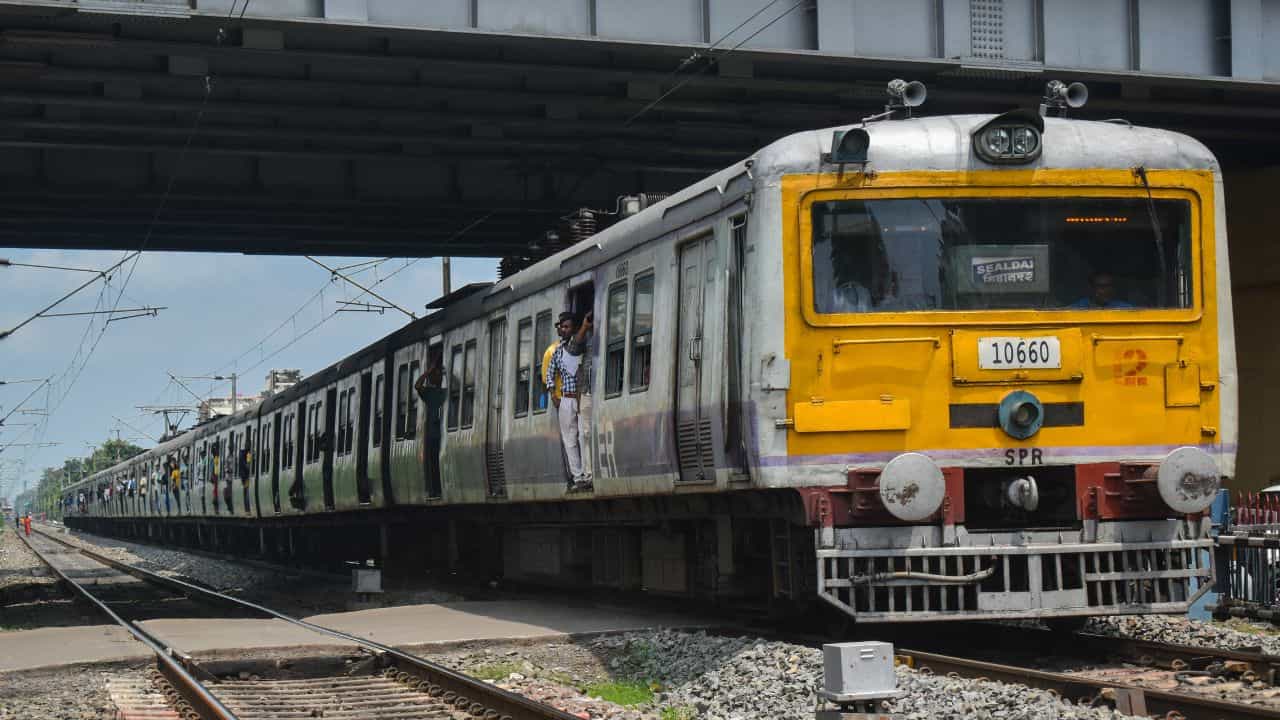 Special Train: দিঘা-পুরী থেকে এনজেপি, হাওড়া-শিয়ালদহ থেকে পুজোয় চলবে একগুচ্ছ স্পেশাল ট্রেন, জেনে নিন রুটগুলি Special Train: দিঘা-পুরী থেকে এনজেপি, হাওড়া-শিয়ালদহ থেকে পুজোয় চলবে একগুচ্ছ স্পেশাল ট্রেন, জেনে নিন রুটগুলি