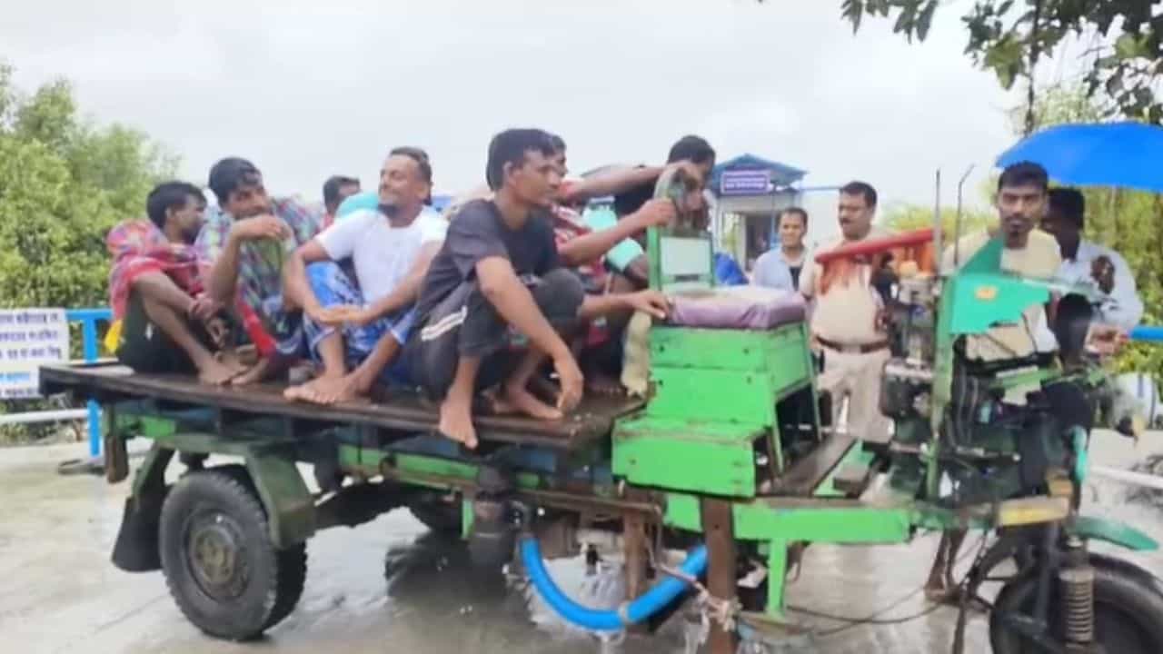 Bangladeshi Trawler: বাংলাদেশি ধীবরদের ত্রাতা হলেন ভারতীয় মৎস্যজীবীরাই, সাগরে ১২ জনের বাঁচল প্রাণ Bangladeshi Trawler: বাংলাদেশি ধীবরদের ত্রাতা হলেন ভারতীয় মৎস্যজীবীরাই, সাগরে ১২ জনের বাঁচল প্রাণ