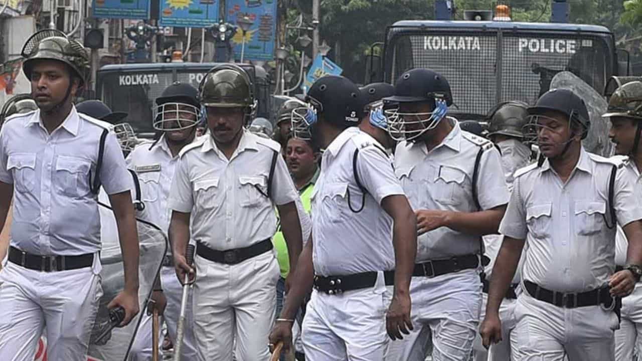 Park Street: রেস্ট রুমে ডেকে মহিলা সিভিকের শ্লীলতাহানির অভিযোগ, গ্রেফতার খোদ পার্ক স্ট্রিট থানার এসআই Park Street: রেস্ট রুমে ডেকে মহিলা সিভিকের শ্লীলতাহানির অভিযোগ, গ্রেফতার খোদ পার্ক স্ট্রিট থানার এসআই