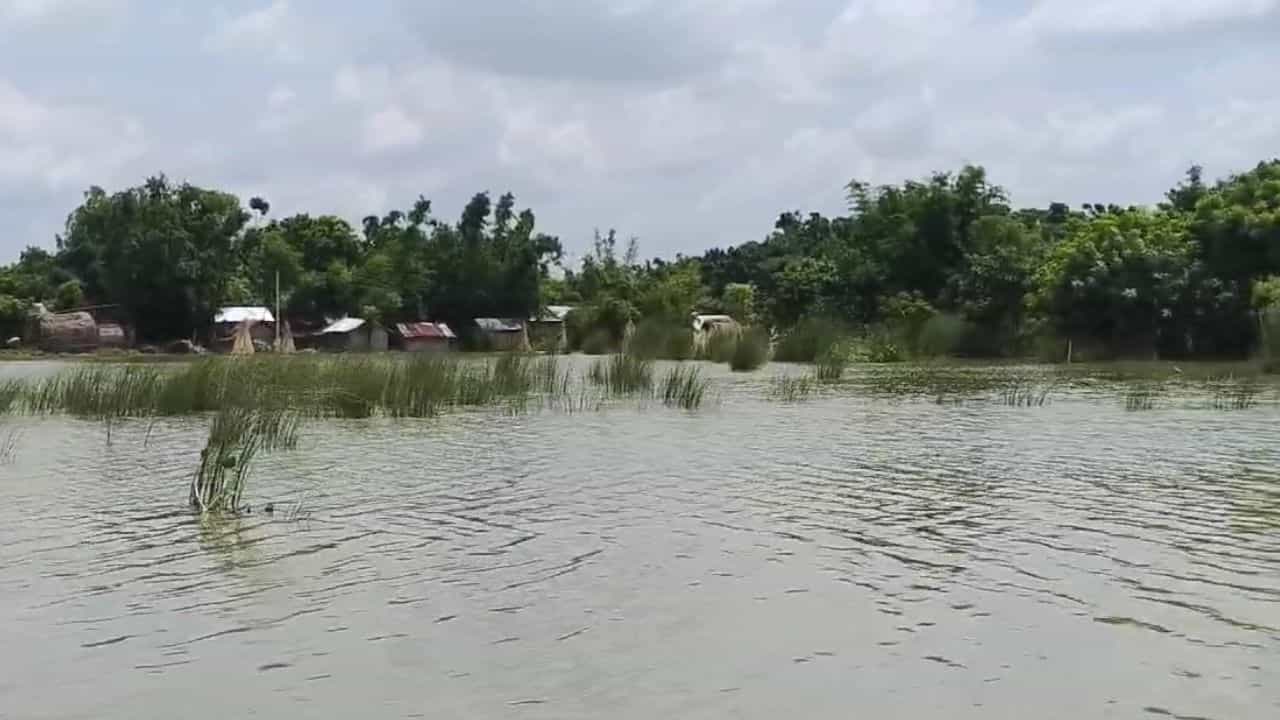 Flood: গঙ্গার জলে ভাসছে ভুতনি, তার মধ্যেও সাংঘাতিক অভিযোগ... Flood: গঙ্গার জলে ভাসছে ভুতনি, তার মধ্যেও সাংঘাতিক অভিযোগ...