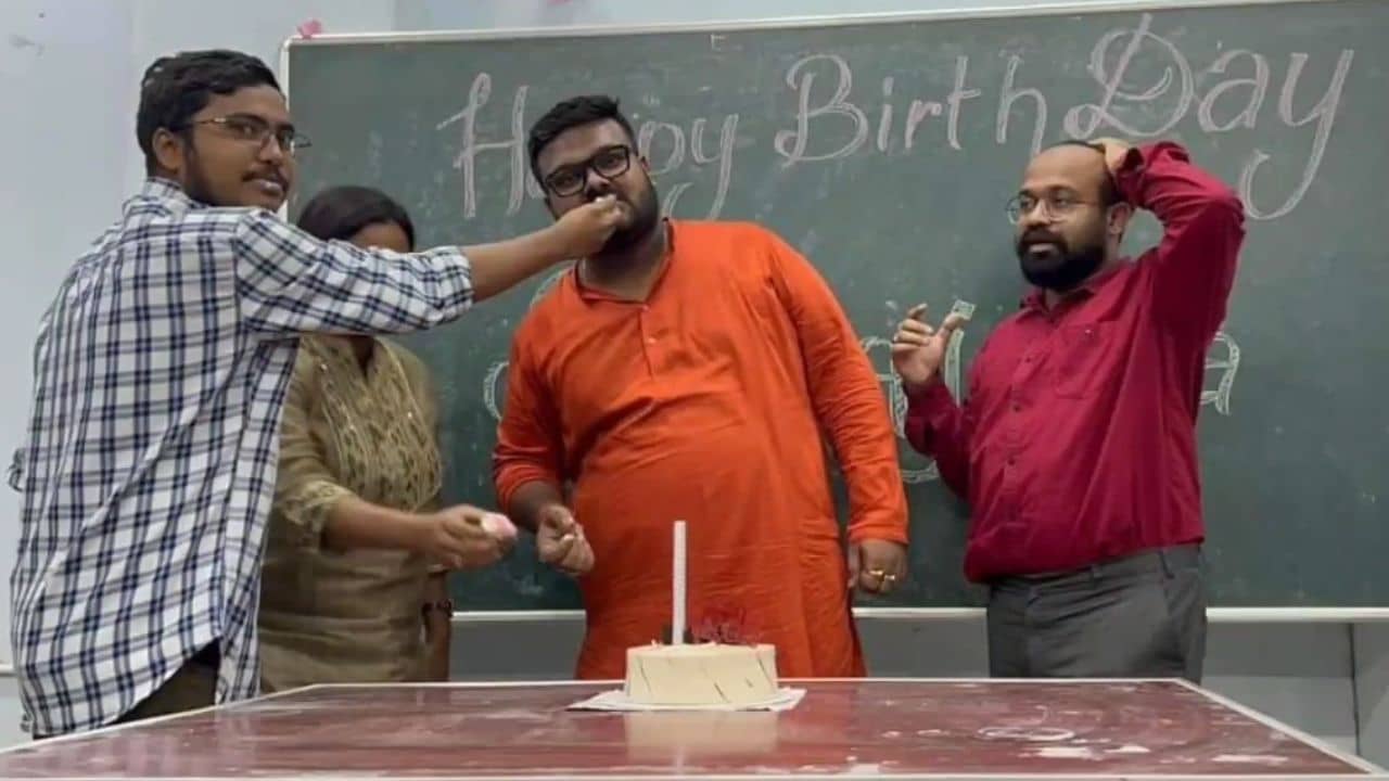 Aveek Dey: তৃণমূলের ছাত্র নেতার সঙ্গে অভীক দের ছবি ভাইরাল, নয়া বিতর্ক এবার