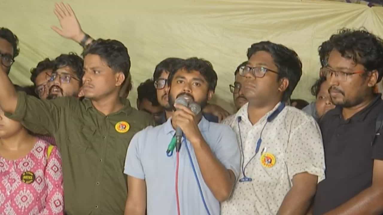 RG Kar: আন্দোলনকারীরা বুঝিয়ে দিলেন, চাপের মুখে প্রশাসন বাধ্য হয়েছে অবস্থান বদলাতে RG Kar: আন্দোলনকারীরা বুঝিয়ে দিলেন, চাপের মুখে প্রশাসন বাধ্য হয়েছে অবস্থান বদলাতে