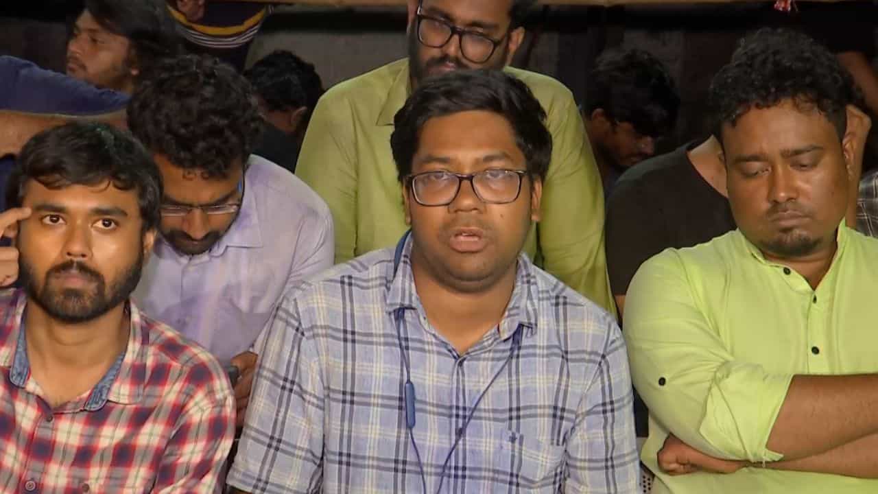 RG Kar Doctor’s Press Meet: সুপ্রিম-নির্দেশ 'উড়িয়ে' রাজ্যকেই সময়সীমা বেঁধে দিলেন জুনিয়র ডাক্তাররা RG Kar Doctor’s Press Meet: সুপ্রিম-নির্দেশ 'উড়িয়ে' রাজ্যকেই সময়সীমা বেঁধে দিলেন জুনিয়র ডাক্তাররা
