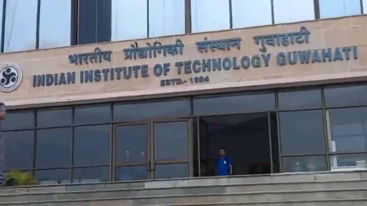 IIT: আইআইটির হস্টেল রুমে ছাত্রের ঝুলন্ত দেহ, ক্ষোভ ক্যাম্পাসে