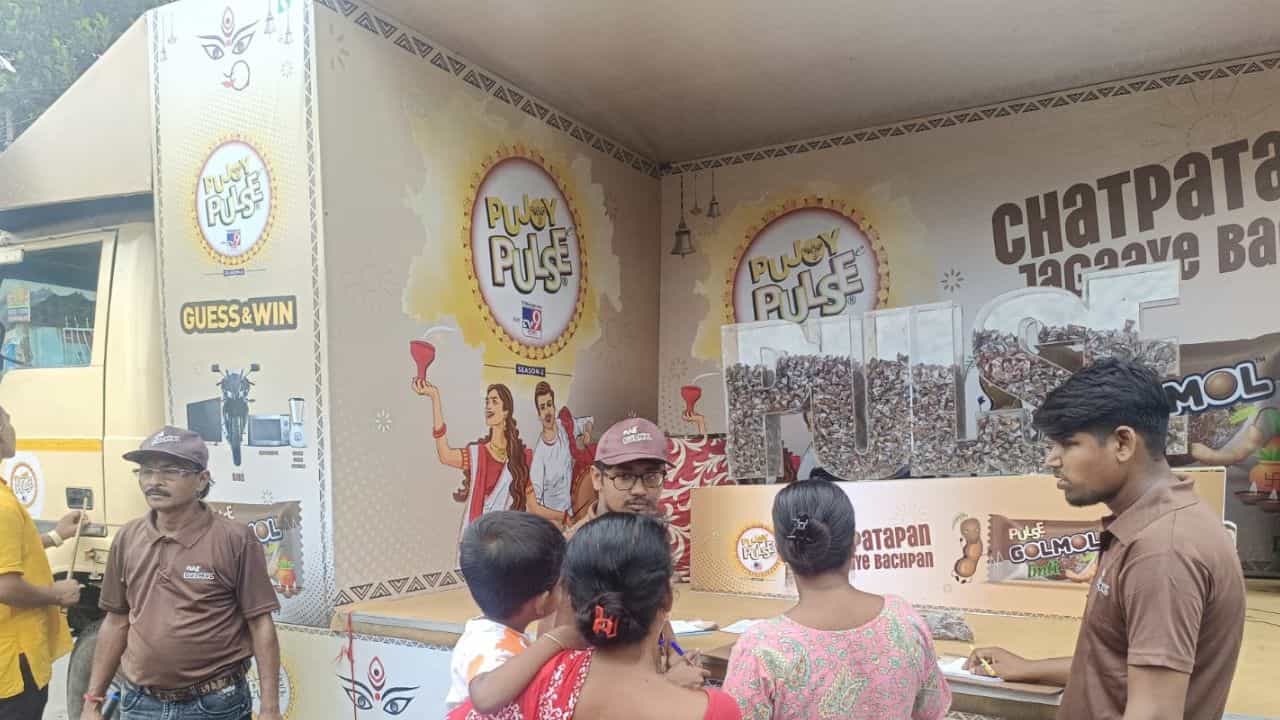 পুজোয় পালস সিজন ২ শুরু হয়েছে। পালস ক্যান্ডি ও টিভিনাইন বাংলার যৌথ উদ্যোগে পুজোয় পালস ট্যাবলো ঘুরছে জেলায় জেলায়।