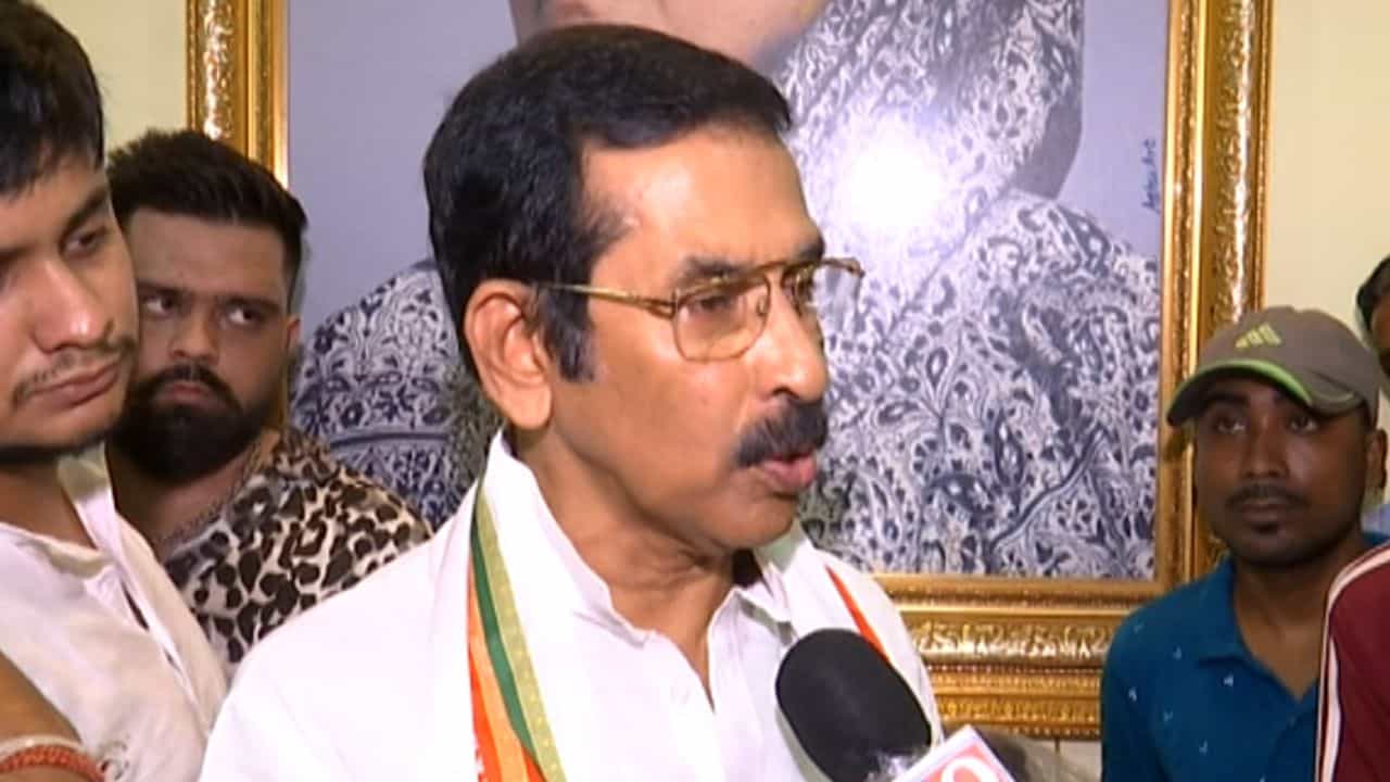 Congress: ‘একলা চলোর’ রিপোর্ট নিয়ে দিল্লিতে শুভঙ্কর, ছাব্বিশের আগে আদৌও বদলাবে কংগ্রেসের রণকৌশল? Congress: ‘একলা চলোর’ রিপোর্ট নিয়ে দিল্লিতে শুভঙ্কর, ছাব্বিশের আগে আদৌও বদলাবে কংগ্রেসের রণকৌশল?