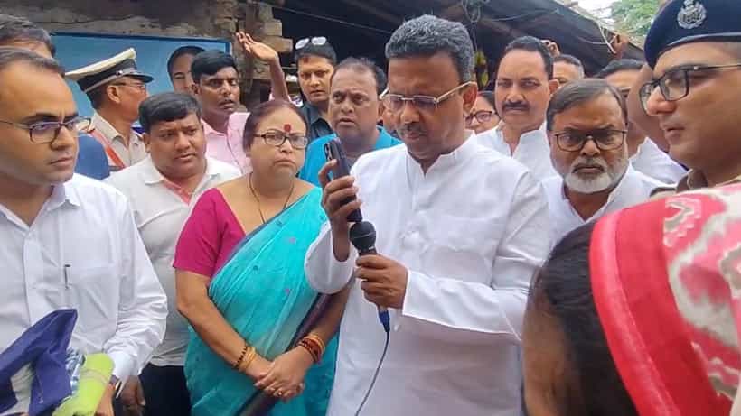 Firhad Hakim: হঠাৎই ফিরহাদকে ফোন মমতার, সামনে তখন মানুষের ভিড়...