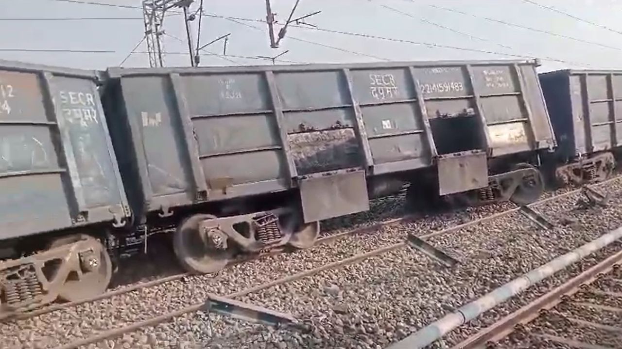 Derailed Goods Train: আবারও এক ঘটনা! এনজেপি যাওয়ার পথে লাইনচ্যুত মালগাড়ি